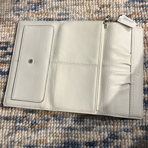Coach NWT Soho pleated leather checkbook wallet. White. - Picture 5 of 5